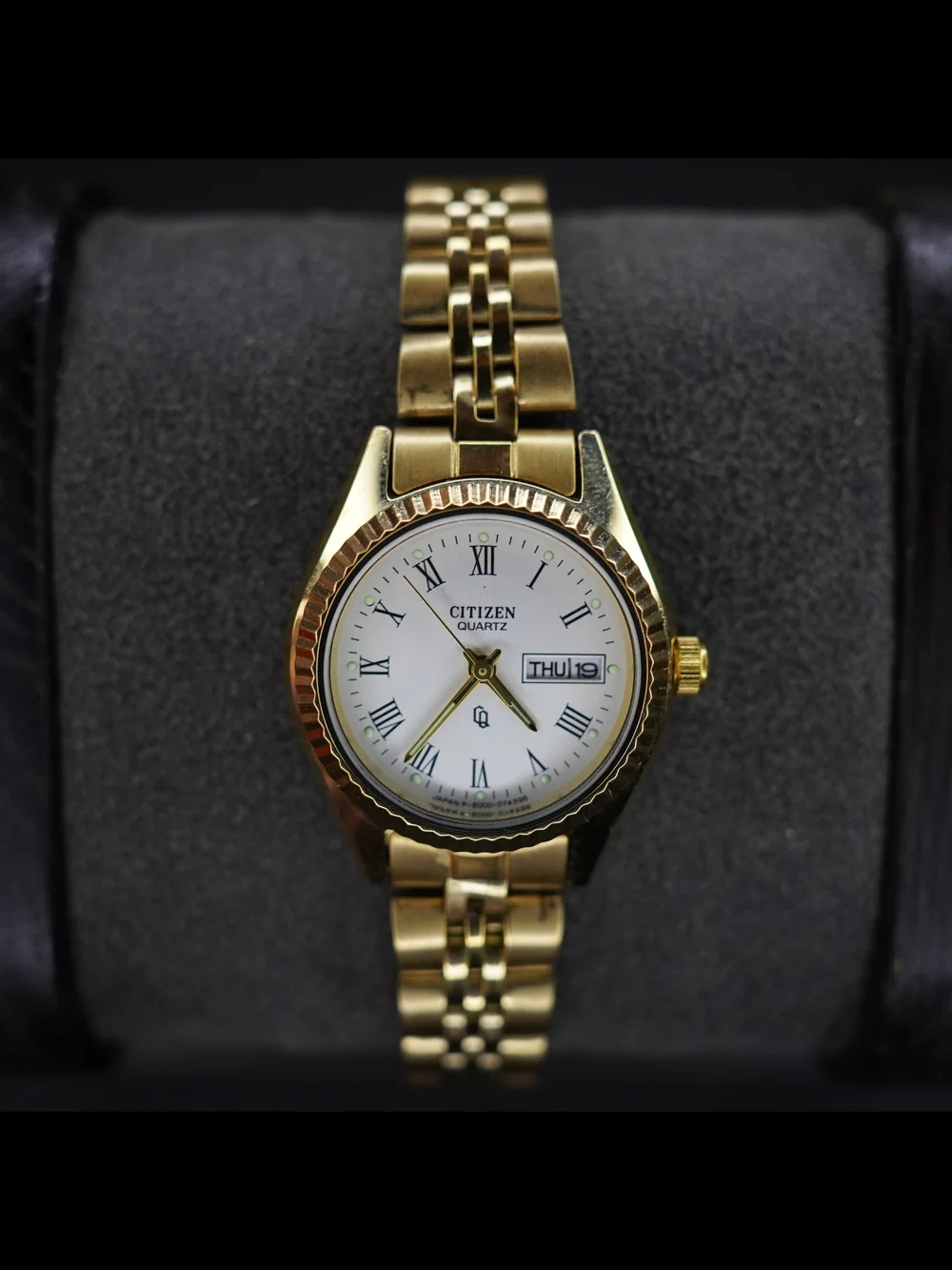 Vintage Citizen Quartz Day Date Gold Tone White Roman Dial Ladies Watch 6000-075